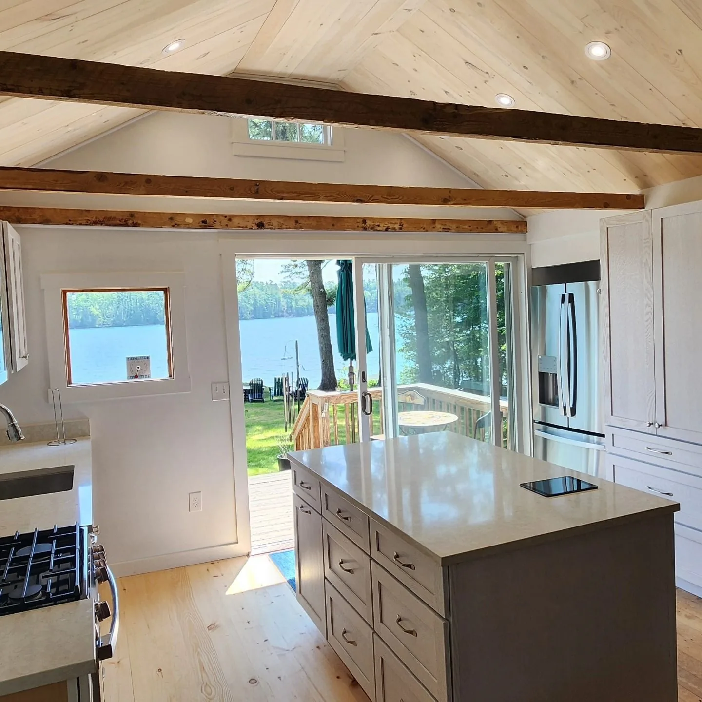 Lakehouse kitchen with vaulted ceiling by Maineland Carpentry